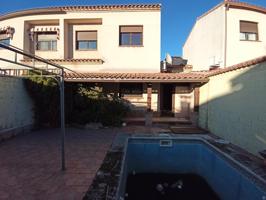 CHALET ADOSADO CON PISCINA photo 0