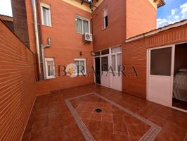 ESTUPENDA CASA CON PATIO Y NAVE photo 0