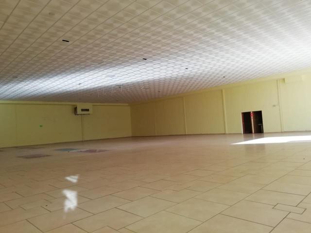 Con amplitud de escaparates en primera planta photo 0