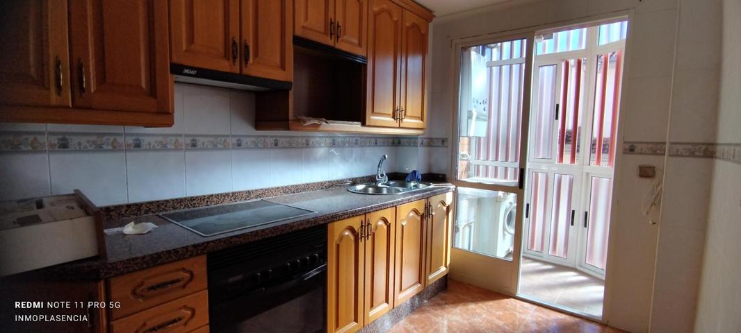Se vende piso al lado de la avenida de Extremadura, zona tranquila y con todos los servicios photo 0