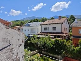 UNIFAMILIAR CON JARDIN Y GRAN GARAJE photo 0