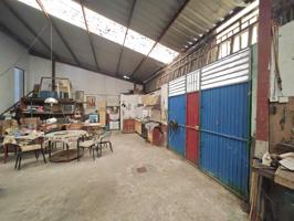🏭✨ ¡Oportunidad única! Venta de nave industrial en esquina photo 0