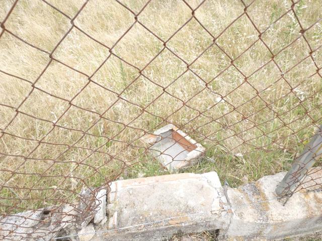 Se vende magnífica parcela urbana con acerado, rodeada de árboles y en un entorno tranquilo y natural. photo 0