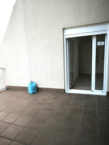 En Sallent muy cerca de los colegios. Piso semireformado con terraza. photo 0
