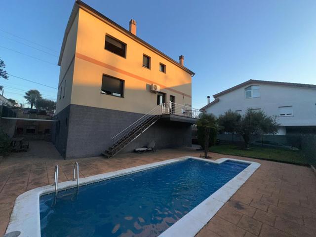 ES VEN CHALET A NAVARCLES AMB GARATGE, PISCINA I 4 HABITACIONS ! photo 0
