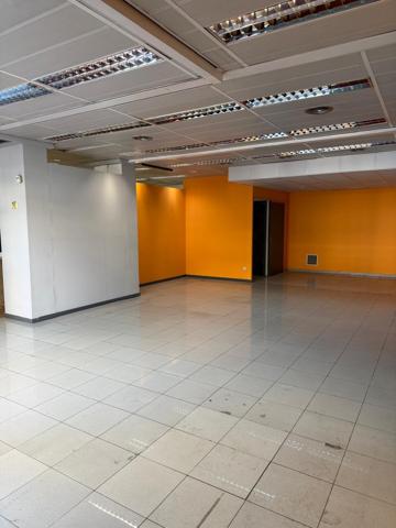 A Manresa. Zona les Bases. Lloguem local comercial de planta baixa. photo 0