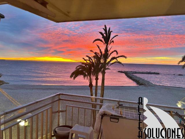 En Venta Coqueto Apartamento reformado, en 1º línea con preciosas vistas al mar photo 0