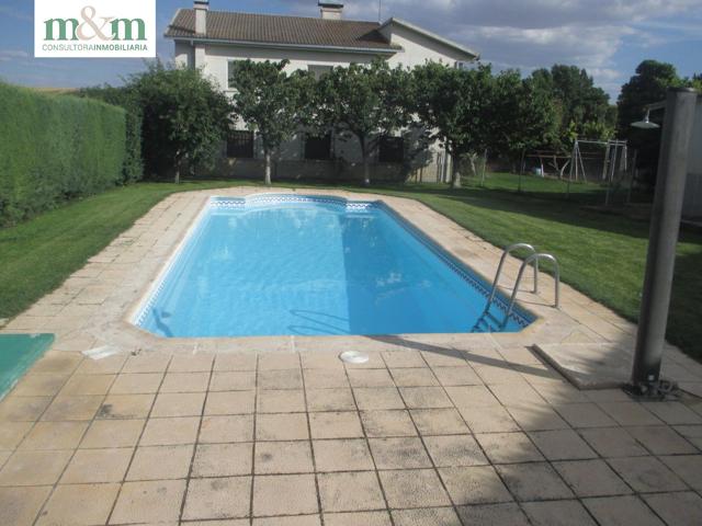 En Aldeaseca, preciosa parcela individual con amplia vivienda, piscina y bodega photo 0