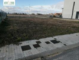 se vende parcela urbana en Moriscos, vallada y con todos los servicios photo 0