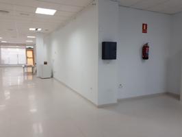 Local para entrar, en zona céntrica de Tomares photo 0