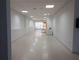 Local para entrar, en zona céntrica de Tomares photo 0