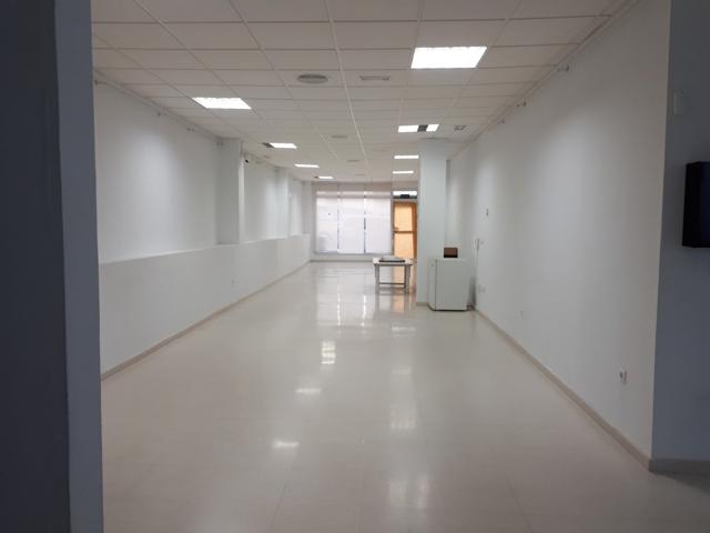 Local para entrar, en zona céntrica de Tomares photo 0