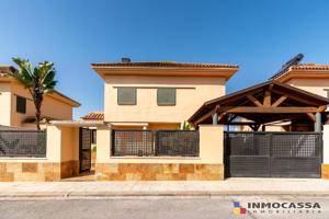 Magnífico chalet independiente de 5 dormitorios, en urb. privada con zonas comunes. photo 0