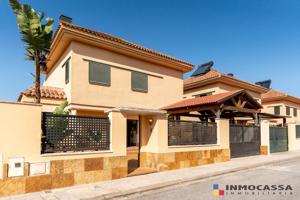 Magnífico chalet independiente de 5 dormitorios, en urb. privada con zonas comunes. photo 0