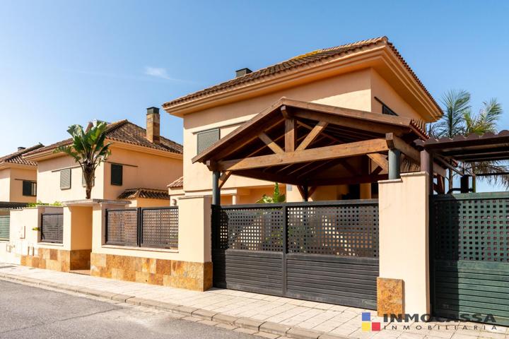 Magnífico chalet independiente de 5 dormitorios, en urb. privada con zonas comunes. photo 0