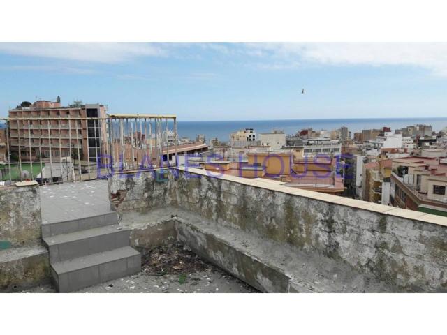 Edificio en venta en Casc Antic photo 0