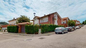 CHALET PAREADO EN URBANIZACION PRIVADA photo 0
