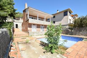 ¡En venta! Amplia y luminosa casa con jardín y piscina en Canyelles photo 0