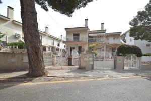 Vive la Costa en esta Encantadora Casa Adosada en Cunit, ¡A 8 Minutos del Mar! photo 0