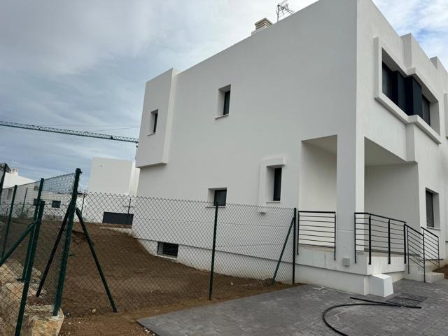 Pareado en parcela de 271 m2. photo 0