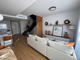 Adosado en esquina con parcela de 192 m2. photo 0