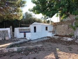 Caseta de aperos con agua del pueblo photo 0