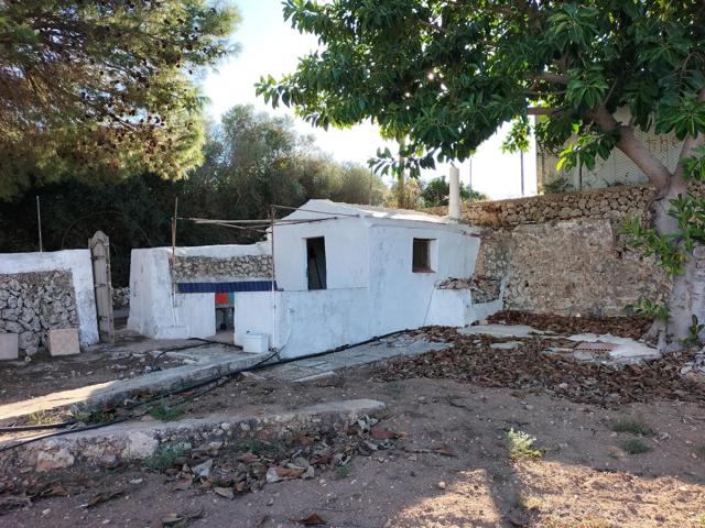Caseta de aperos con agua del pueblo photo 0