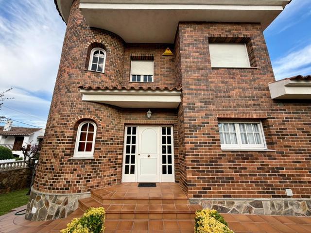 EXCLUSIVO CHALET CON ACABADOS DE ALTA CALIDAD!!! photo 0