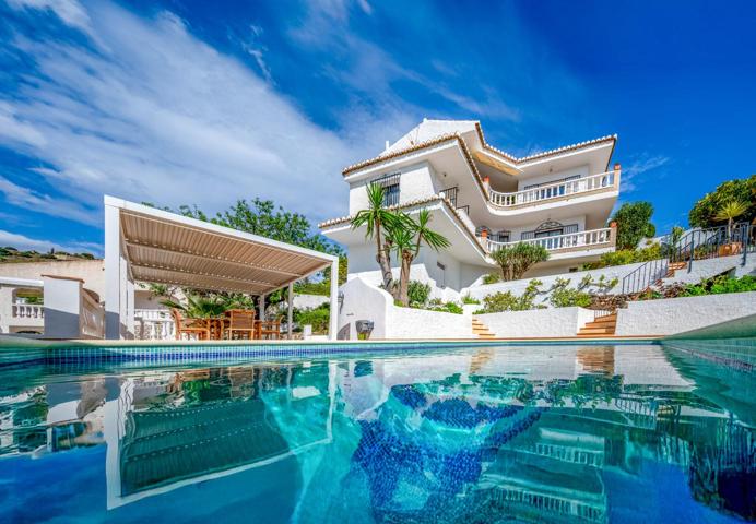 Encantadora villa con jardín exuberante, vistas al mar y piscina de agua salada photo 0