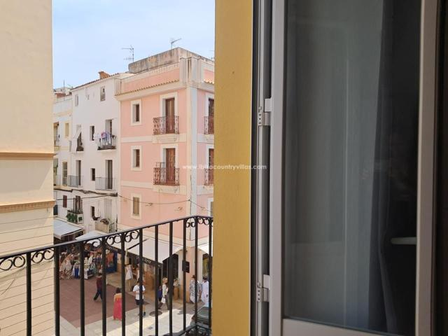 Elegancia atemporal en el corazón de Ibiza - Apartamento boutique de 2 dormitorios con encanto histórico photo 0