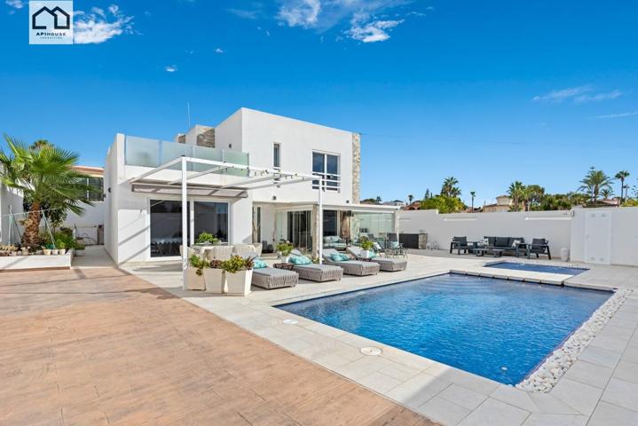 APIHOUSE VENDE ESPECTACULAR CHALET INDIVIDUAL EN CIUDAD QUESADA-ROJALES. PRECIO DE VENTA: 749.000€ photo 0