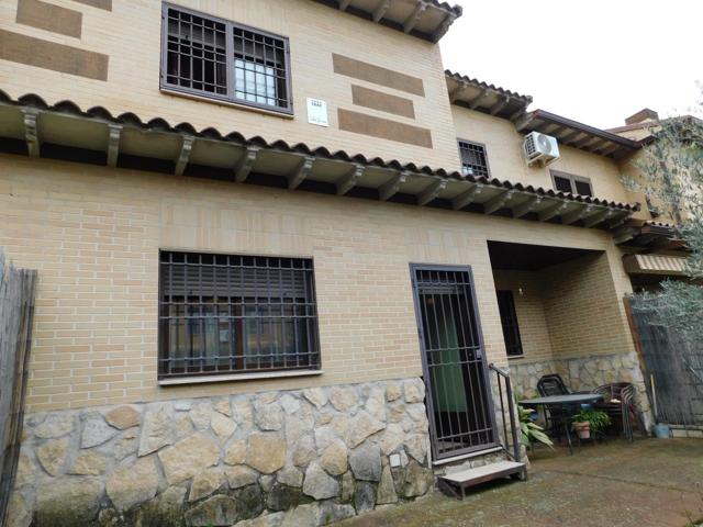 Adosado de 5 dorm, 3 baños y 2 patios en Centro de Yuncos photo 0