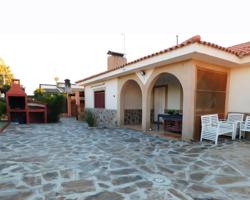 Chalet independiente en una sola planta con piscina propia photo 0