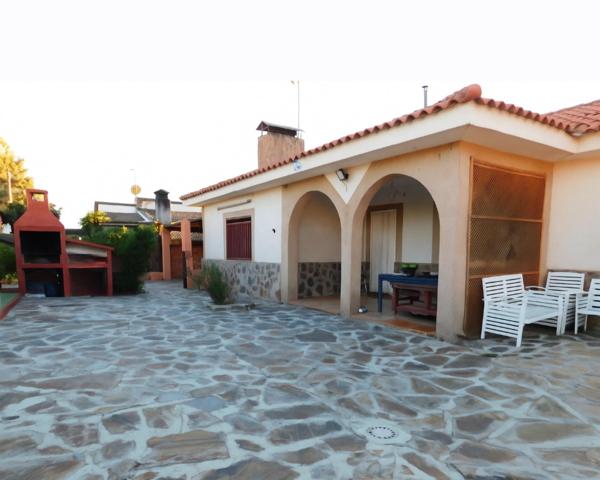 Chalet independiente en una sola planta con piscina propia photo 0