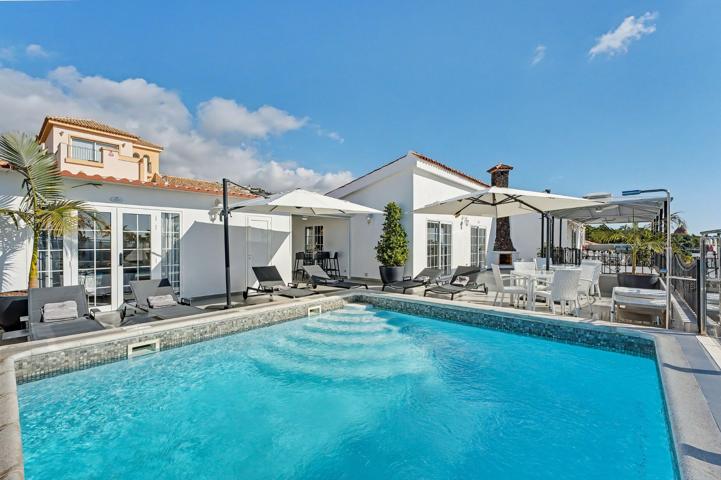 Villa En venta en Adeje photo 0