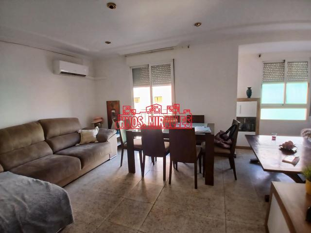 ¡¡ AMPLIO PISO CON ASCENSOR EN ZONA REINA VICTORIA !! photo 0