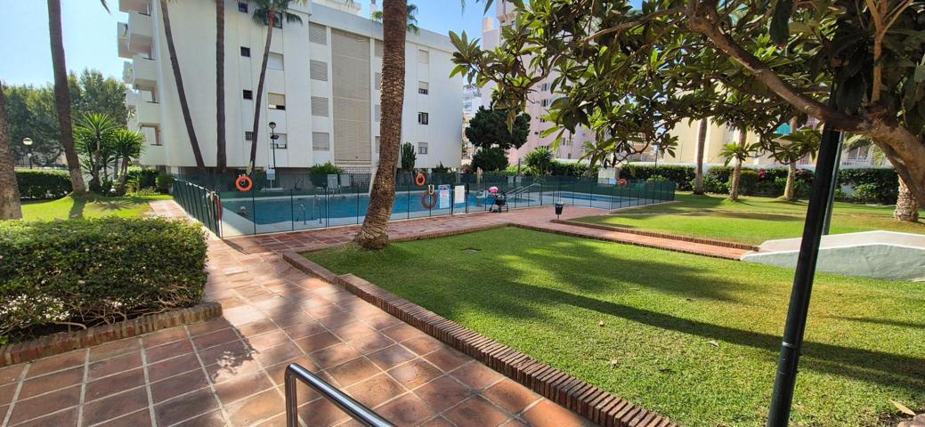 EN VENTA PISO EN LA CARIHUELA con 4 dormitorios y 2 baños  en urbanización Privada Con piscina, garaje y trastero photo 0
