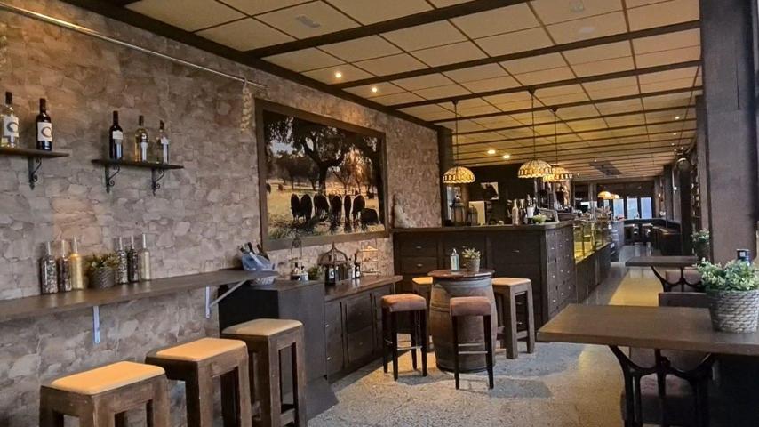 En venta Negocio : Cafetería Holandesa tienda Gourmet de charcutería selecta, vinos y Carnes en la Carihuela. photo 0