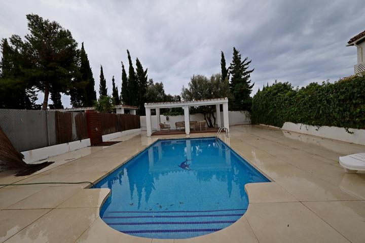 Chalet Pareado de lujo en el capricho con piscina y apartamento independiente photo 0