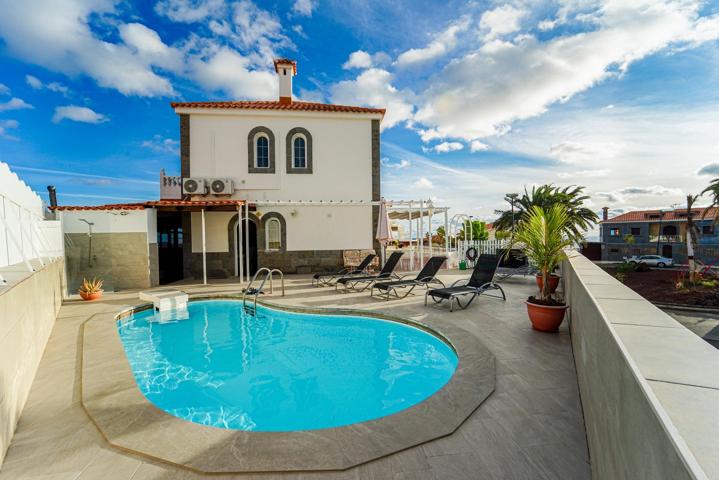 Casa pareada con piscina climatizada y espacios para disfrutar al máximo photo 0