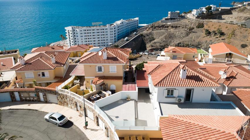 Chalet reformado con terraza y vistas hacia el mar photo 0