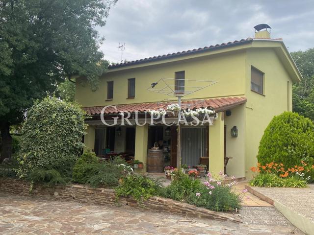 FANTASTICO CHALET RUSTICO CON PISCINA EN UNA PARCELA DE 10.000 M2 CON JARDIN Y PINAR photo 0