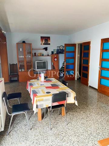 EXCELENTE PISO PARA REFORMAR EN ZONA PRAT DE LA RIBA DE 4 HABITACIONES Y 2 BAÑOS photo 0