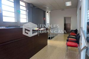 Amplio local esquinero photo 0