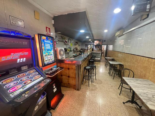 Venta Local Comercial en Mataró - Rocafonda con Negocio Rentable photo 0