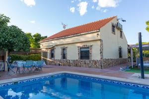 CARIHUELA SOL VENDE ESPECTACULAR CHALET CON PISCINA EN PARCELA DE 850M2 photo 0