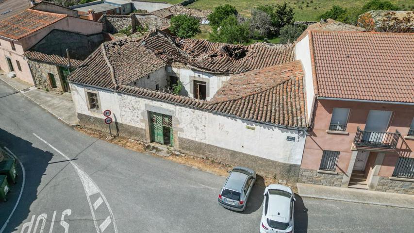 Casa a rehabilitar con terrreno en el centro de Cardeñosa photo 0