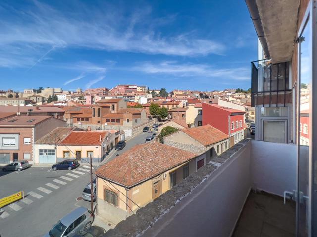En venta piso de tres dormitorios con terraza. photo 0