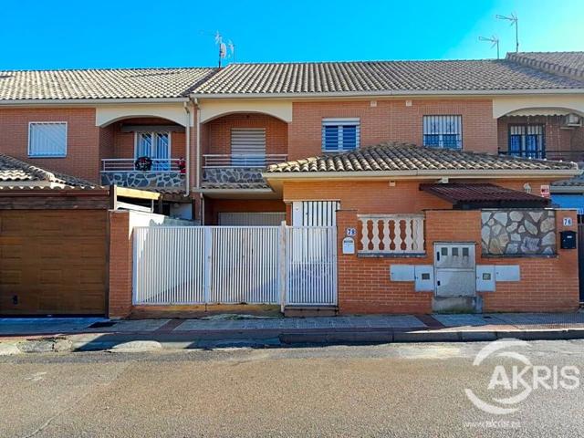 CHALET ADOSADO EN YUNCOS EN ZONA RESIDENCIAL photo 0