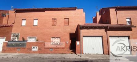 Chalet adosado de 4 dormitorios en Chozas de Canales photo 0